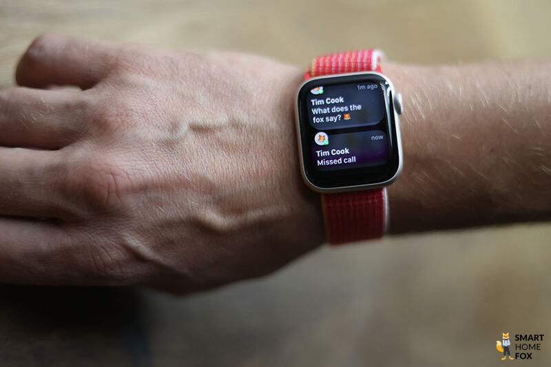 Man sieht die Nachrichten- und Anruffunktion auf der Apple Watch SE.